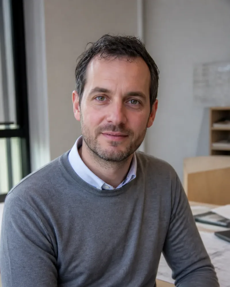 Julien, Conseiller projet