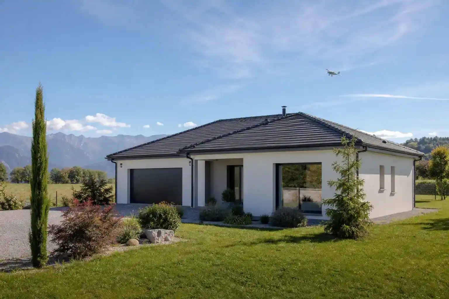 maison individuelle plain-pied avec garage, jardin dégagé, ciel ouvert évoquant la proximité d'un aérodrome, journée claire, aucune personne visible